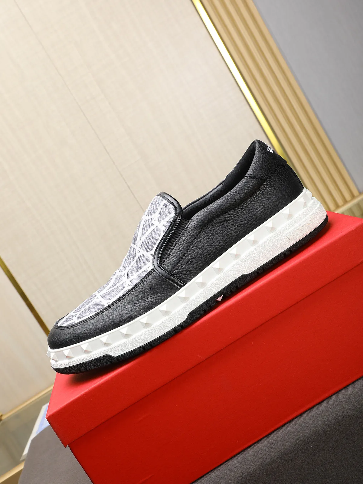 Men's shoes 💰440 Valentino "VALENTINO" hot sale ❤️ Counters ship at the same time 1:1 👏 Imported cowhide + waterproof fabric + leather lining 🐂 Casual fashion shoes Exquisite workmanship Original original outsole 38-44 (45 customized, non-refundable)